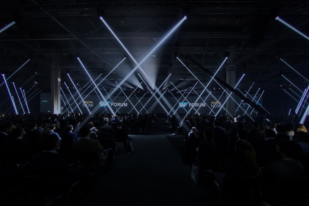 Зрительный зал и световые лучи на бизнес-форуме — корпоративное событие